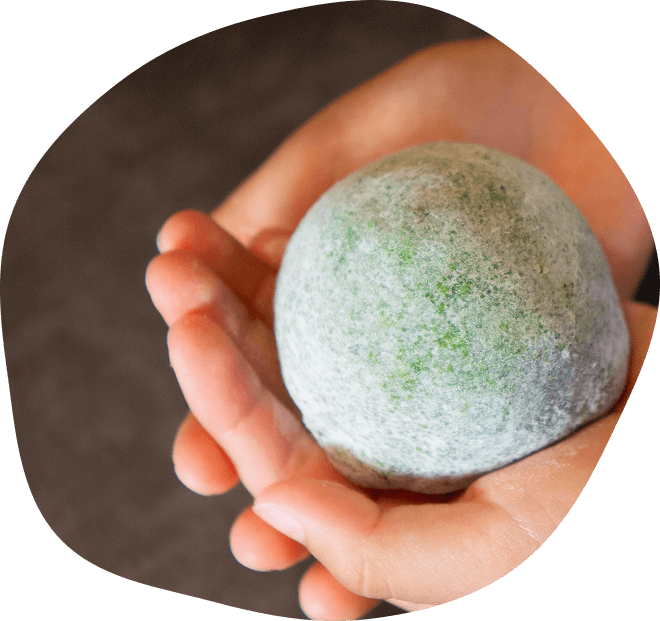 大福を持つこどもの手